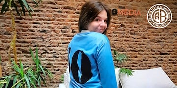 El simbólico 10 estampado en la camiseta de Belgrano. Homenaje en manos de Dalma Maradona (Prensa Belgrano).