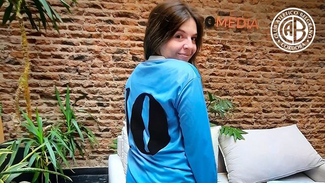 El simbólico 10 estampado en la camiseta de Belgrano. Homenaje en manos de Dalma Maradona (Prensa Belgrano).