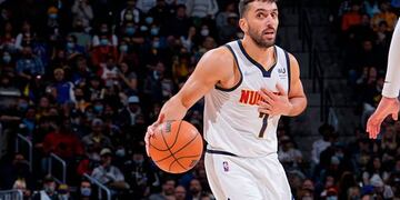 Facundo Campazzo quiere llevar lejos a los Nuggets en los playoff. (NBA)