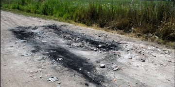 El auto de las víctimas del triple crimen en Ibarlucea fue hallado cerca del cruce de Avellaneda y Urquiza. Un joven que quiso ayudar a las víctimas admitió que lo prendió fuego.