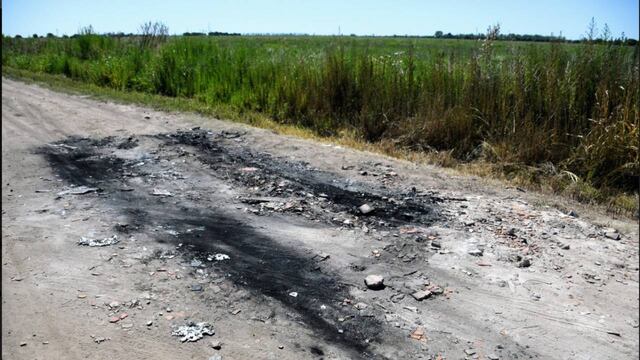 El auto de las víctimas del triple crimen en Ibarlucea fue hallado cerca del cruce de Avellaneda y Urquiza. Un joven que quiso ayudar a las víctimas admitió que lo prendió fuego.