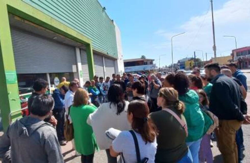 Los trabajadores despedidos de Vea siguen con las protestas