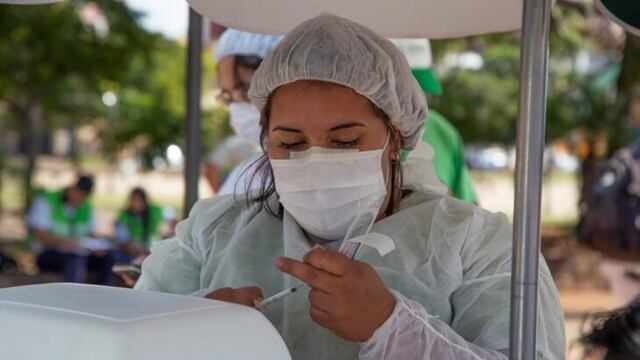 Vacunación en Posadas: más de cien personas se inocularon en la Plaza 9 de Julio.