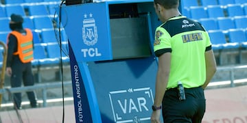 12 Junio 2022 Deportes
Fútbol Liga Profesional.
Con la obligación de cantar victoria para levantar su promedio del descenso, el Club Godoy Cruz Antonio Tomba, enfrentó a Racing Club y se impuso por 2 a 0, en un encuentro jugado en el estadio Malvinas Argentinas, de Mendoza, y válido por la segunda fecha de la Liga Profesional.
VAR Réferi arbitro 
Con doblete de Salomón Rodríguez, Godoy Cruz le ganó a Racing por la segunda fecha de la Liga Profesional de Fútbol
Foto: Orlando Pelichotti / Los Andes