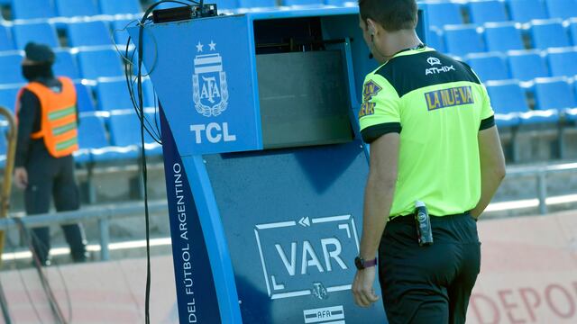 12 Junio 2022 Deportes
Fútbol Liga Profesional.
Con la obligación de cantar victoria para levantar su promedio del descenso, el Club Godoy Cruz Antonio Tomba, enfrentó a Racing Club y se impuso por 2 a 0, en un encuentro jugado en el estadio Malvinas Argentinas, de Mendoza, y válido por la segunda fecha de la Liga Profesional.
VAR Réferi arbitro 
Con doblete de Salomón Rodríguez, Godoy Cruz le ganó a Racing por la segunda fecha de la Liga Profesional de Fútbol
Foto: Orlando Pelichotti / Los Andes