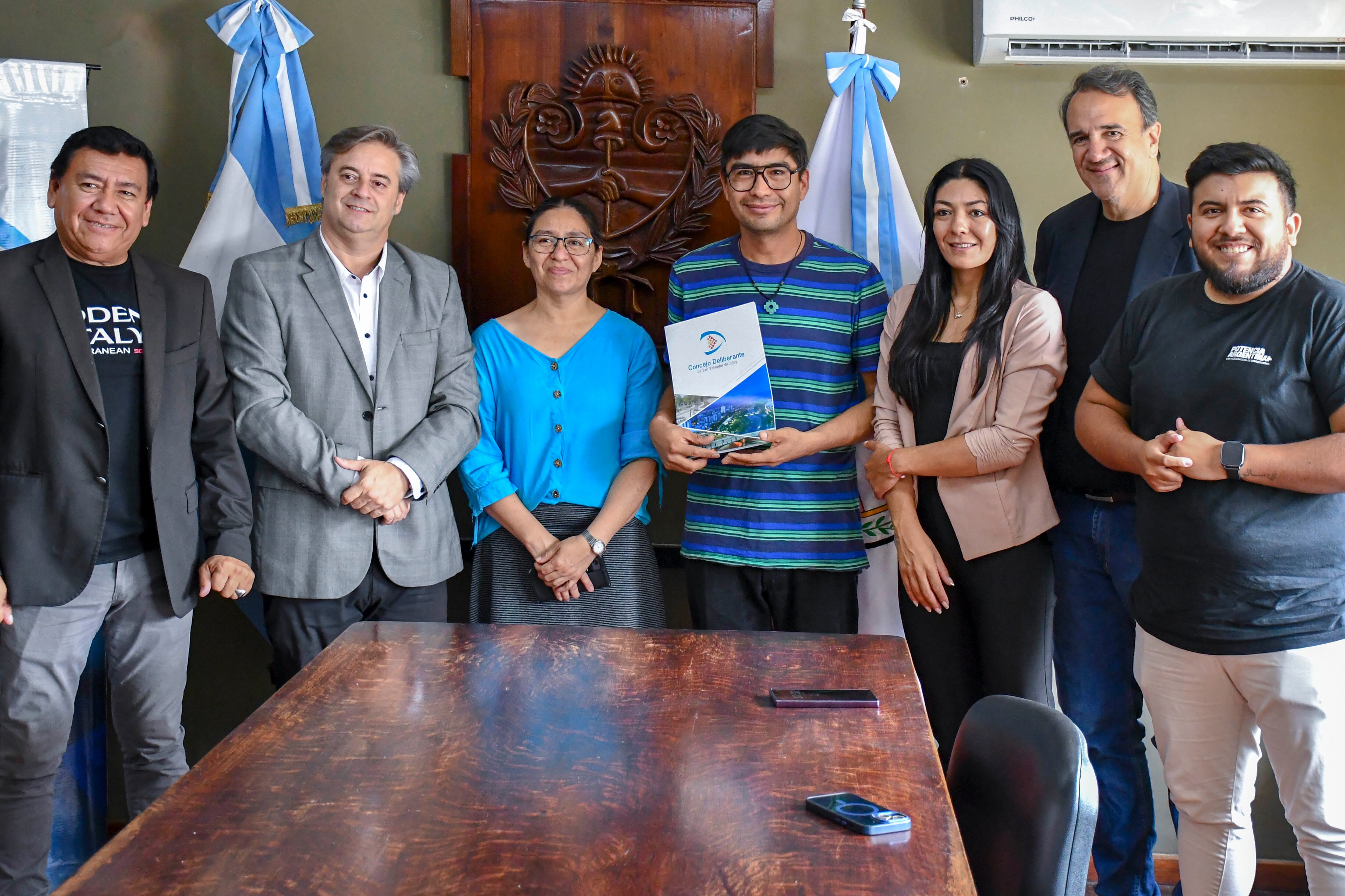 Concejales entregaron a los músicos Carlos Palacios y Cecilia Palacios la declaración n° 167/2025 "de interés cultural" para el ciclo de música "Café de Cámara".