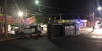 Dos camionetas chocaron en Posadas y una terminó incrustada en un cartel gastronómico.