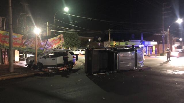 Dos camionetas chocaron en Posadas y una terminó incrustada en un cartel gastronómico.