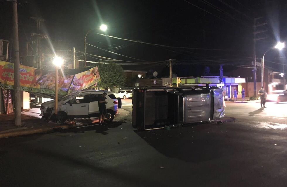 Dos camionetas chocaron en Posadas y una terminó incrustada en un cartel gastronómico