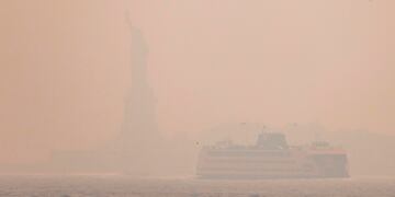 La Estatua de la Libertad y el ferry de Staten Island están oscurecidos por el humo de los incendios forestales que arden en Canadá sobre Manhattan en Nueva York, Nueva York, EE. UU. Foto: EFE/EPA/JUSTIN LANE