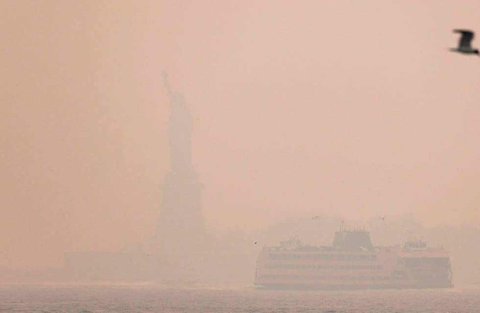 La Ciudad de Nueva York quedó oculta por el humo que llegó de los incendios forestales en Canadá