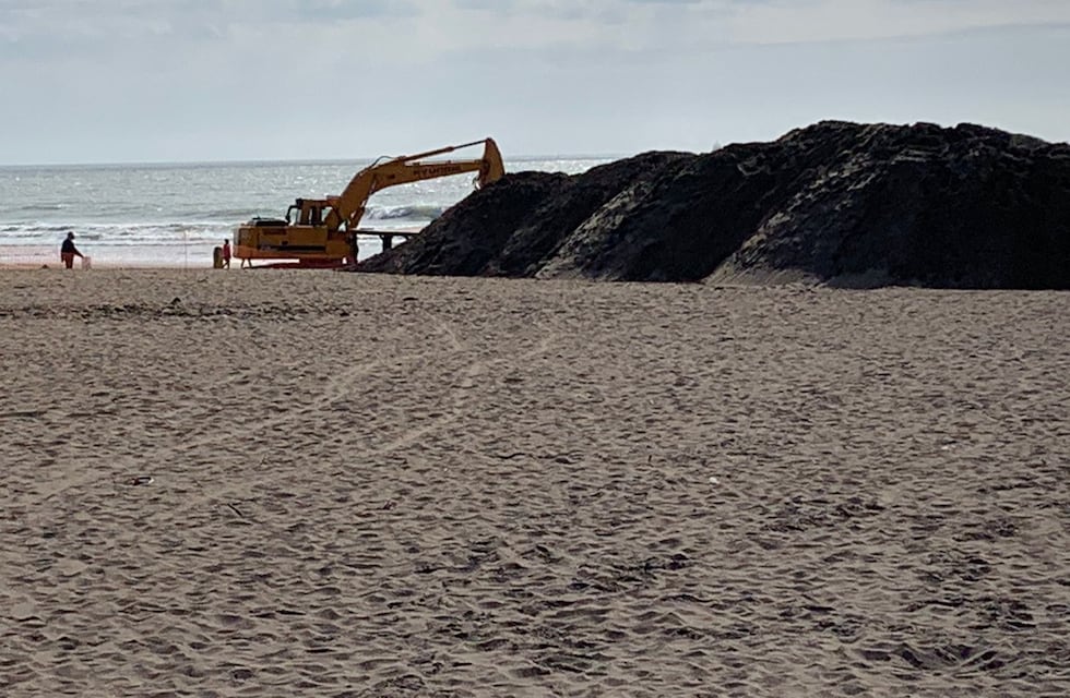 Comenzaron los trabajos de recuperación de superficie de arena en Playa Grande