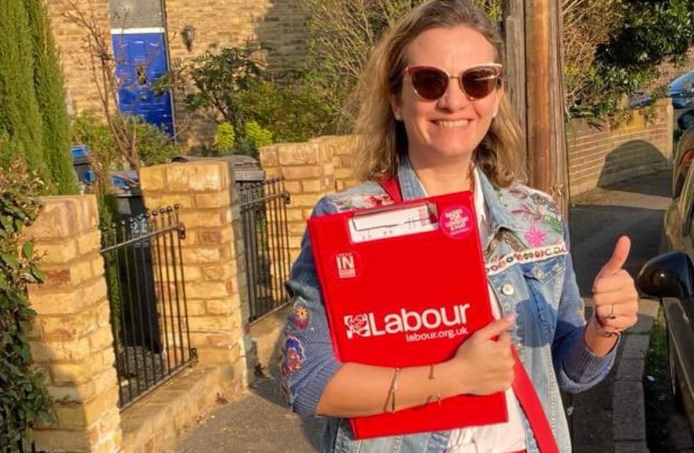 Es cordobesa, vive hace más de una década en Reino Unido y se perfila para ser concejala en Inglaterra