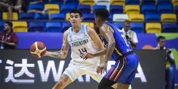 El santiagueño Gabriel Deck volvió a sobresalir en la ofensiva de Argentina que superó a Venezuela y se metió en las semifinales de la AmeriCup. (Fiba)