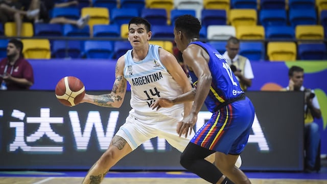 El santiagueño Gabriel Deck volvió a sobresalir en la ofensiva de Argentina que superó a Venezuela y se metió en las semifinales de la AmeriCup. (Fiba)