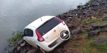 Despistó con su automóvil y casi se hunde en el arroyo Mártires.
