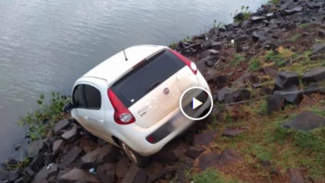 Despistó con su automóvil y casi se hunde en el arroyo Mártires.