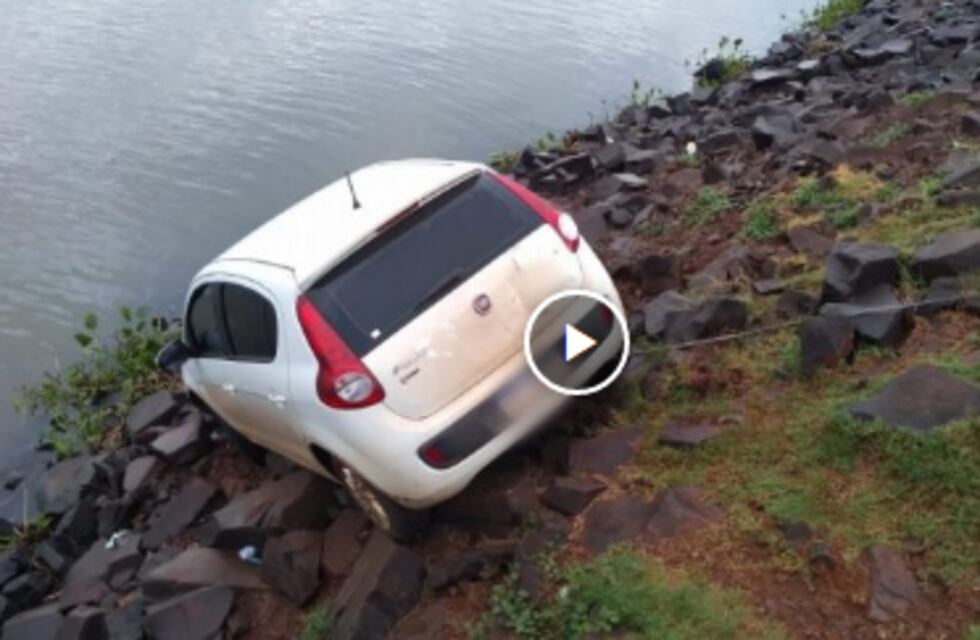 Despistó con su automóvil y casi se hunde en el arroyo Mártires