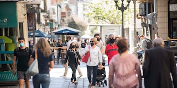 La crisis socioeconómica se agravó por la pandemia y el efecto es visible en la peatonal Córdoba. (@munirosario)