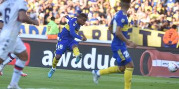 Frank Fabra saca el zurdazo que estalló la red de Tigre para el 2-0 parcial en la final de la Copa de la Liga Profesional que se jugó en Córdoba. (Ramiro Pereyra)