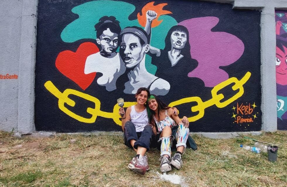 Intervención artística en Córdoba: un grupo de mujeres le pone color a la avenida Sagrada Familia