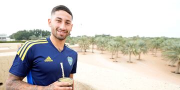 Alan Varela disfrutó de unos mates en el Oasis de Al Ain. (@BocaJrsOficial)