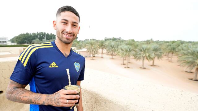 Alan Varela disfrutó de unos mates en el Oasis de Al Ain. (@BocaJrsOficial)