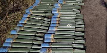 Ezeiza: salió a buscar leña y se encontró con un arsenal de guerra.