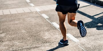 Para los deportistas amateurs es suficiente con tomar agua, mientras que para los profesionales lo ideal es ingerir bebidas isotónicas o deportivas. (Freepik)