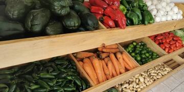 Cumplió 15, su familia le ofreció la típica fiesta y ella eligió abrir una verdulería