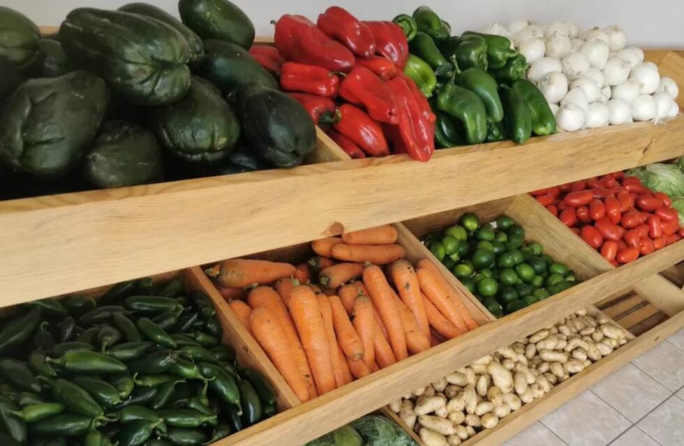 Cumplió 15, su familia le ofreció la típica fiesta y ella eligió abrir una verdulería