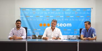 El Delegado de la Regional Nº 3 de Educación Gerardo Cardoni, el secretario General del SEOM, Darío Cocco y el Director del CFP Nº 5, Marcelo Caluva
