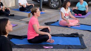 Yoga en jornada de prevención por el cáncer de mama