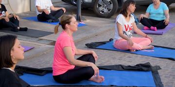 Yoga en jornada de prevención por el cáncer de mama