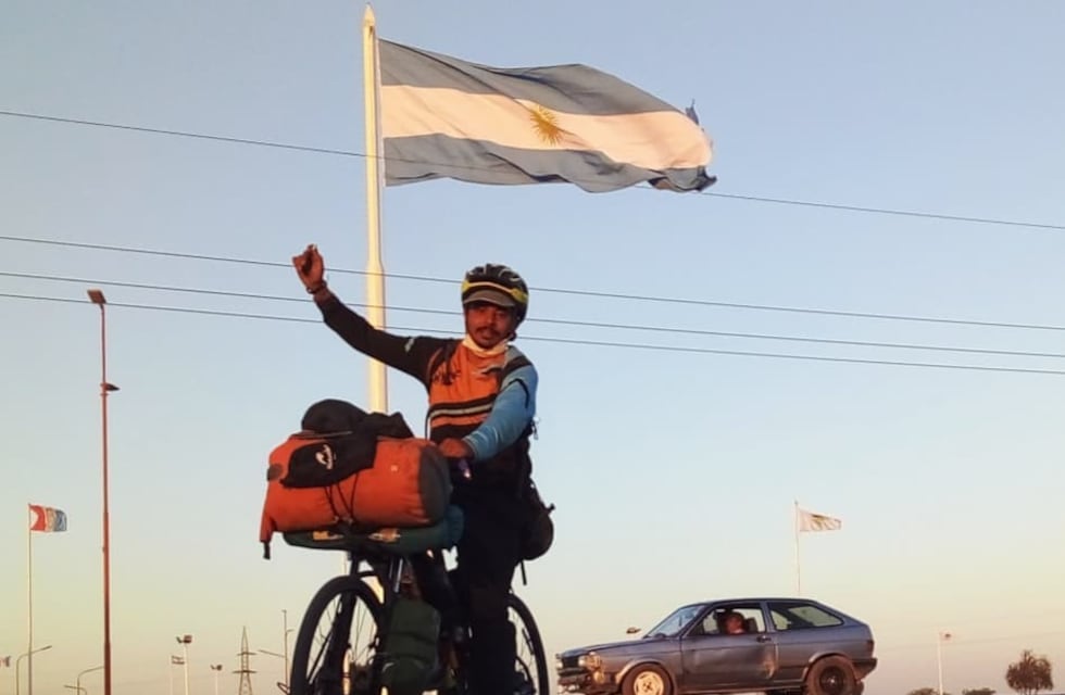 Viajó desde México hasta Mar del Plata en bicicleta para ver a su novia