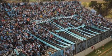 Los hinchas piratas coparon San Nicolás. (Federico López Claro/La Voz)