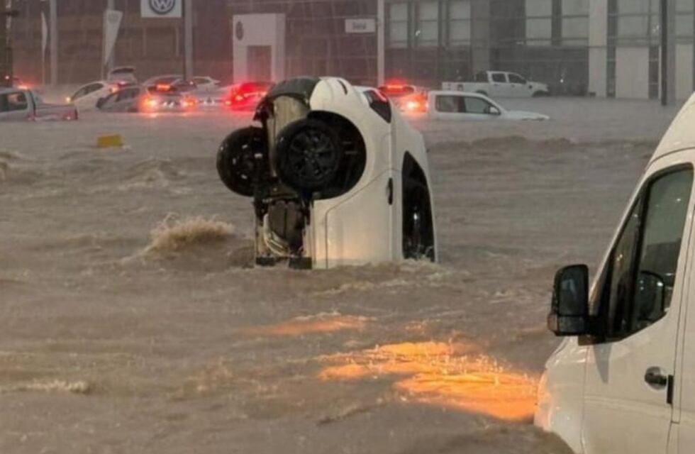 Temporal en Bahía Blanca: el desgarrador video de una mujer atrapada en su auto con el agua hasta el pecho