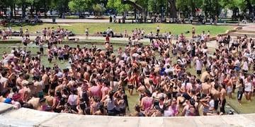 Vandalismo estudiantil en plaza independencia