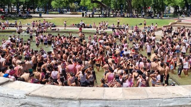 Vandalismo estudiantil en plaza independencia