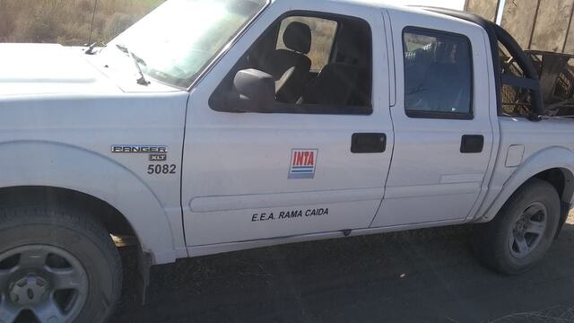 La Camoineta del INTA en la que cargaron los muebles robados.