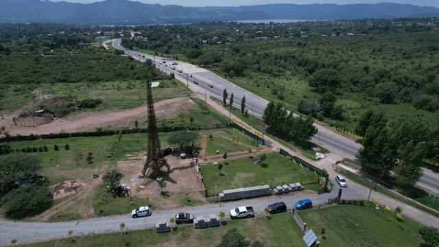 La torre Eifell ya mudada a parque Siquiman.