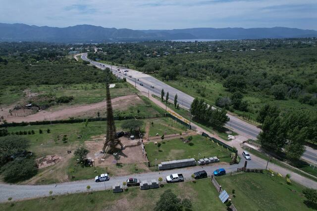 La torre Eifell ya mudada a parque Siquiman.