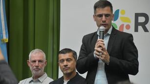 Tony Cotman, inspector de IndyCar, Ricardo Juncos, copropietario del equipo Juncos Hollinger Racing de la IndyCar Series, y el intendente de Rafaela, Leonardo Viotti