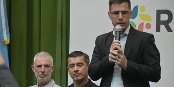 Tony Cotman, inspector de IndyCar, Ricardo Juncos, copropietario del equipo Juncos Hollinger Racing de la IndyCar Series, y el intendente de Rafaela, Leonardo Viotti