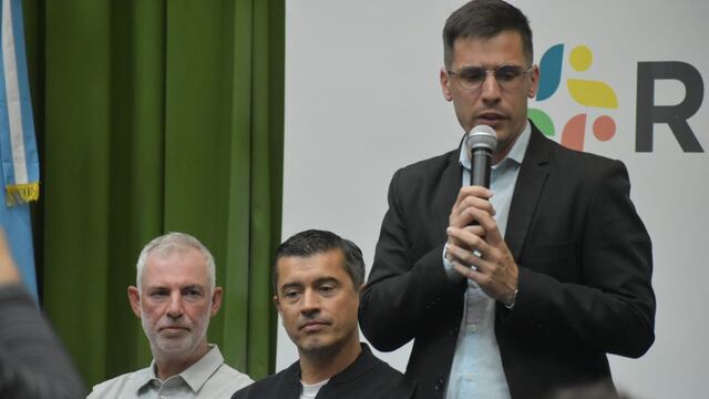 Tony Cotman, inspector de IndyCar, Ricardo Juncos, copropietario del equipo Juncos Hollinger Racing de la IndyCar Series, y el intendente de Rafaela, Leonardo Viotti