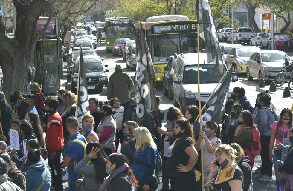 El video del tenso momento que protagonizó la “abuela machetera” contra piqueteros en Salta