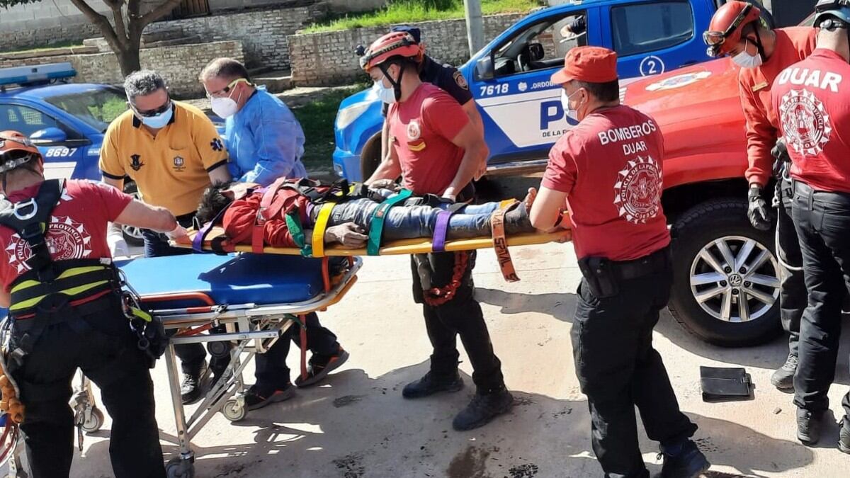 Joven de 28 años cayó por un barranco y tuvo que ser rescatado.