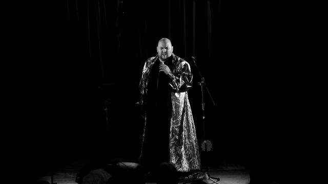 Eduardo Quiroga, el actor drag king de Godoy Cruz, recibió el Premio Cumbre Nacional por su labor como Director Artístico.