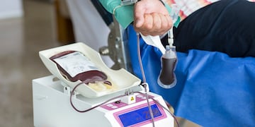 Voluntario adulto donando sangre / Sanatorio Allende