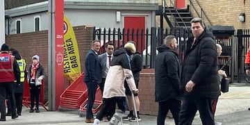 Garnacho se retiro con muletas del estadio este domingo (Foto: Twitter @SimonPeach).